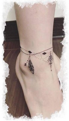 Tatouage plume soutenue par une chaine de cheville